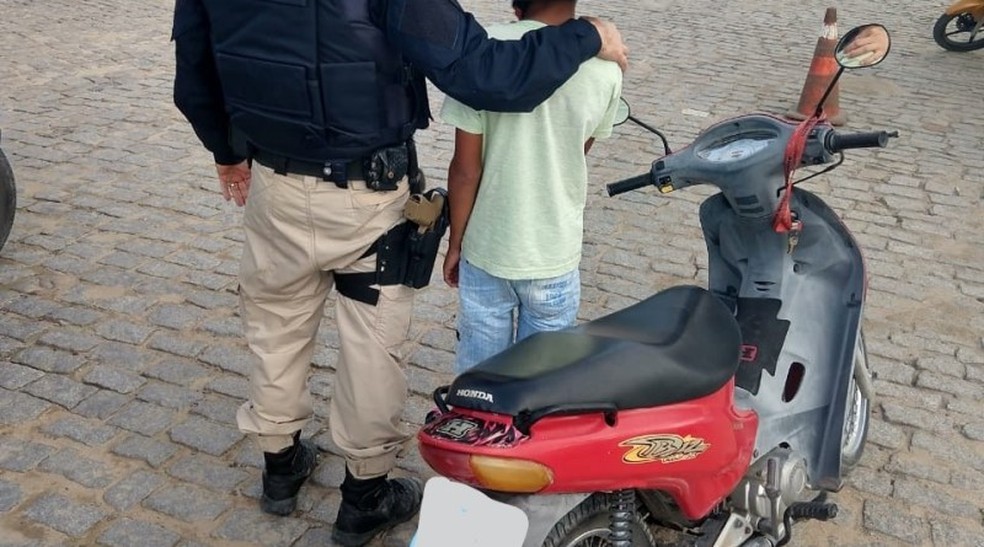Segundo a PRF, o caso ocorreu no KM 879, quando o menino foi obrigado a deixar o veÃ­culo. Durante a abordagem, a crianÃ§a informou que a motocicleta pertencia ao pai dele, que autorizava o uso com frequÃªncia.  â€” Foto: PolÃ­cia RodoviÃ¡ria Federal 