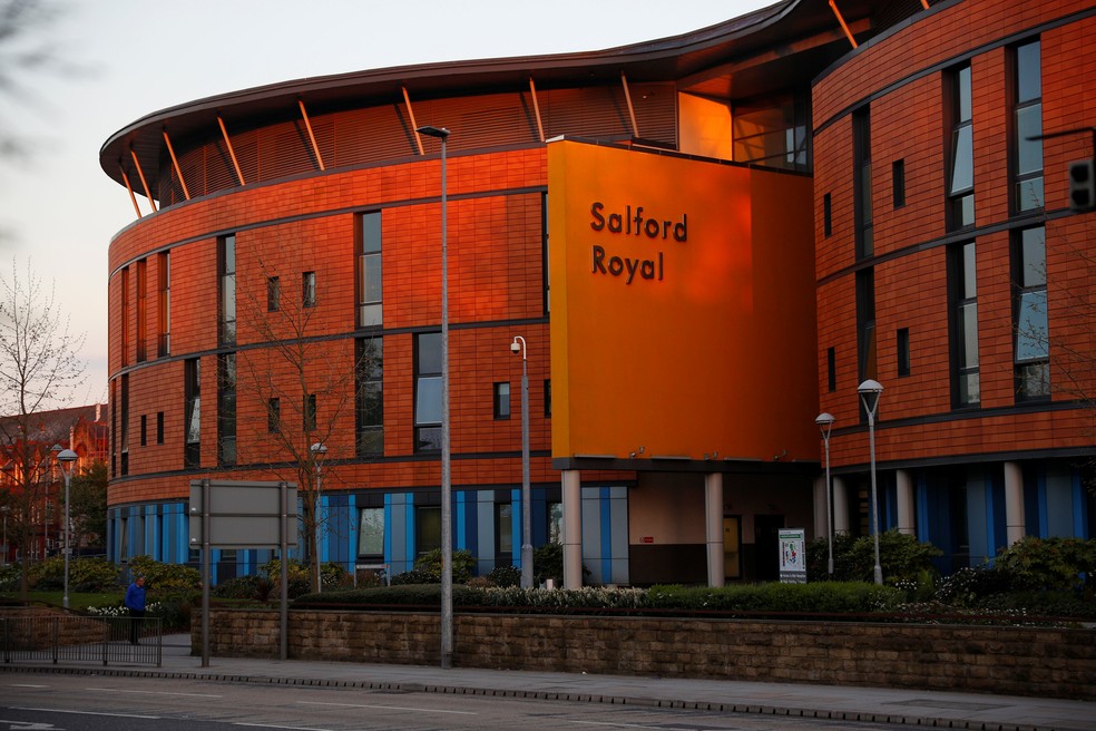 Alex Ferguson estÃ¡ internado no Salford Royal Hospital  (Foto: Reuters)