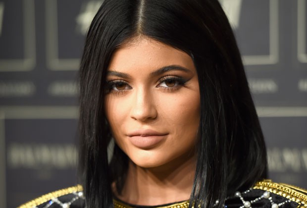 Kylie usa uma base mais escura para fazer o contorno do rosto (Foto: Getty Images)
