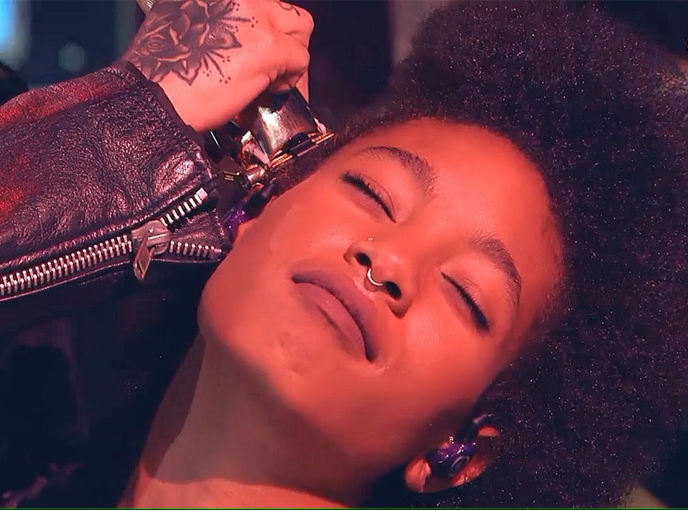 Willow raspa a cabe&ccedil;a em performance de 'Whip My Hair' &mdash; Foto: Reprodu&ccedil;&atilde;o/YouTube