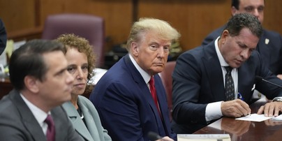 O ex-presidente Donald Trump senta-se à mesa da defesa com sua equipe de defesa em um tribunal de Manhattan, terça-feira, 4 de abril de 2023, em Nova York. — Foto: AP Photo/Seth Wenig