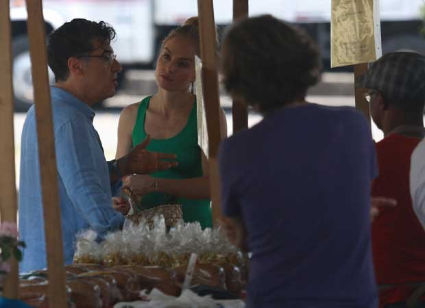 Paulo Betti conversa com vendedores em feira (Foto: AgNews)