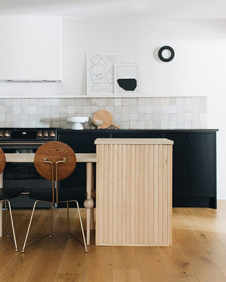 Cozinha com armários pretos: 12 ambientes para inspirar seu projeto! (Foto: reprodução)