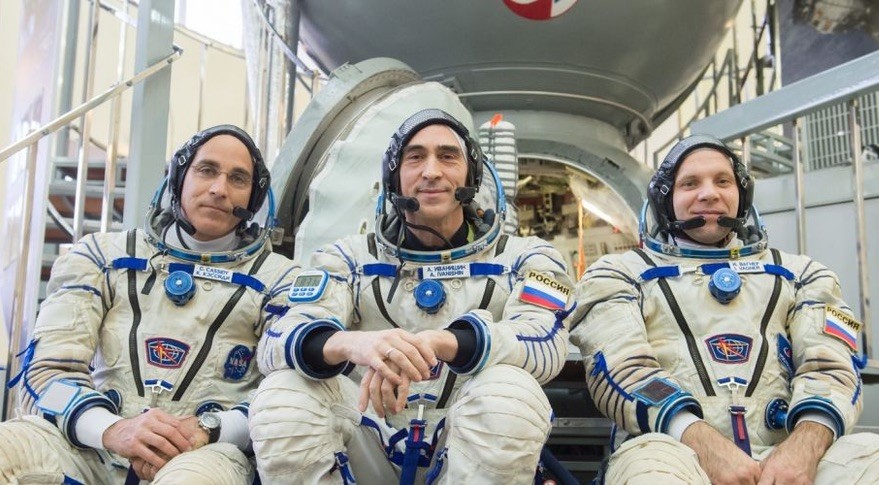 Da esquerda para a direita: Chris Cassidy, da NASA, e os cosmsonautas russos Anatoly Ivanishin e Ivan Vagner (Foto: Roscosmos)