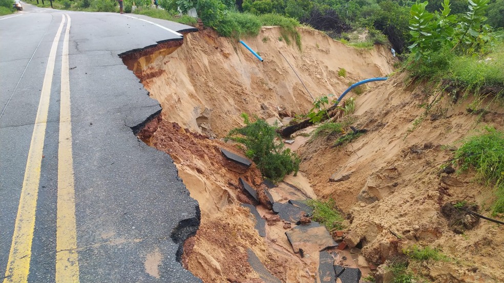 Chuva destrói pista de acesso à Canoa Quebrada, no Ceará, e estrada é interditada — Foto: Arquivo pessoal