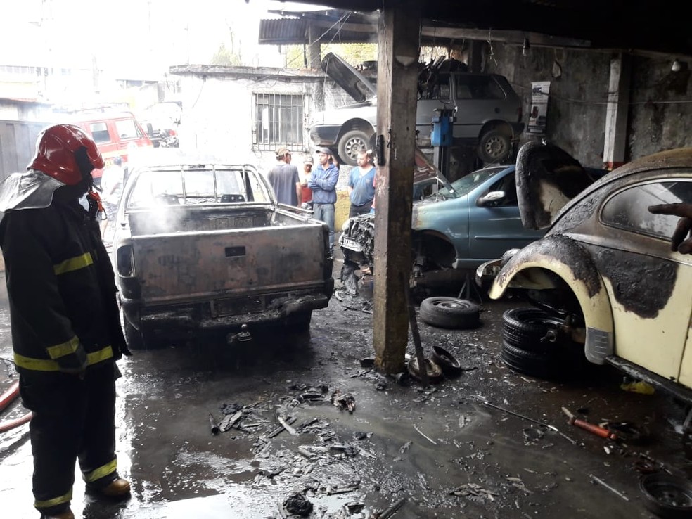 Incêndio iniciou após mecânico realizar trabalho de solda em uma caminhonete em oficina de Barbacena — Foto: Corpo de Bombeiros/Divulgação