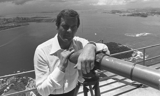 James Bond: O ator Roger Moore no alto do Pão de Açúcar, no Rio, em 1979