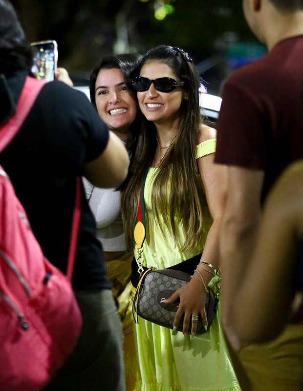 Em meio a crise com Simaria, Simone posa com fãs em aeroporto (Foto: Vitor Pereira/AgNews)