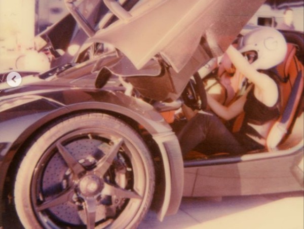 Kendall Jenner em carro esportivo durante seu aniversário (Foto: Instagram)