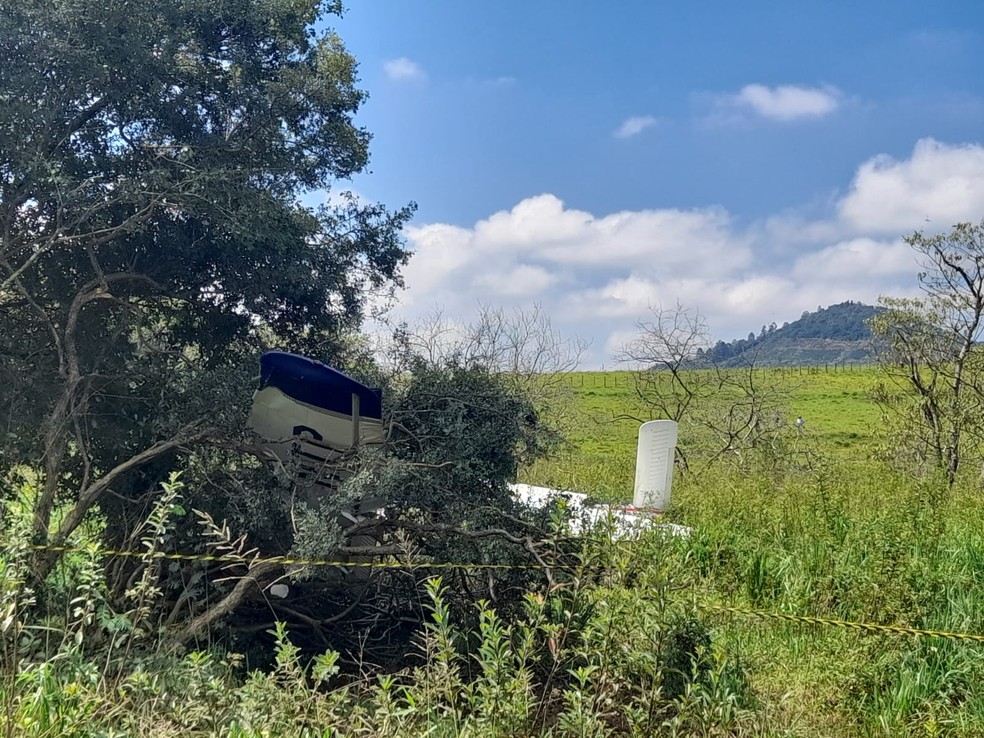 Avião cai em distrito de Caconde (SP) — Foto: 6ª Brave/Divulgação