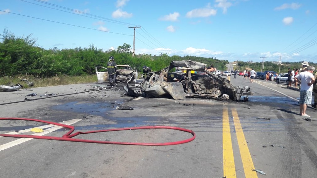 Acidente envolvendo três carros deixa mortos e feridos em rodovia baiana — Foto: Divulgação/PMBA