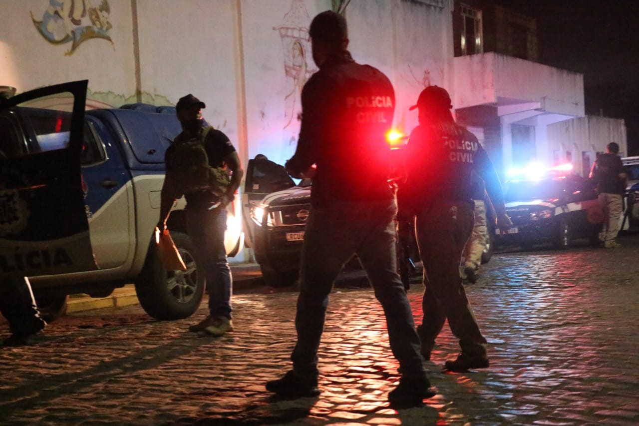 Dois homens morrem após confrontos com policiais civis na Região Metropolitana de Salvador