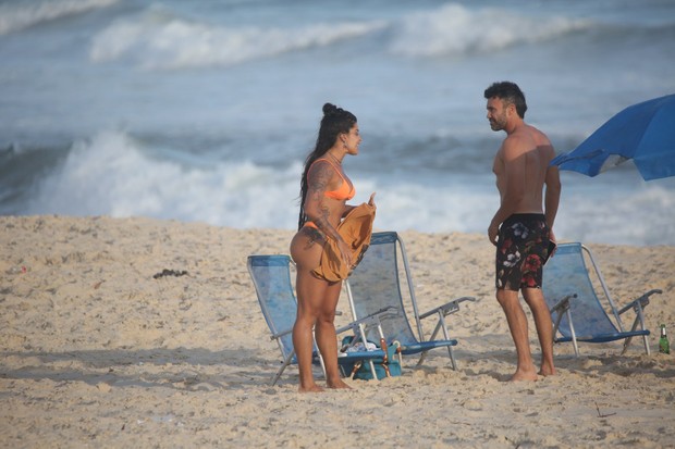Aline Riscado curte praia com amigos (Foto: AgNews)