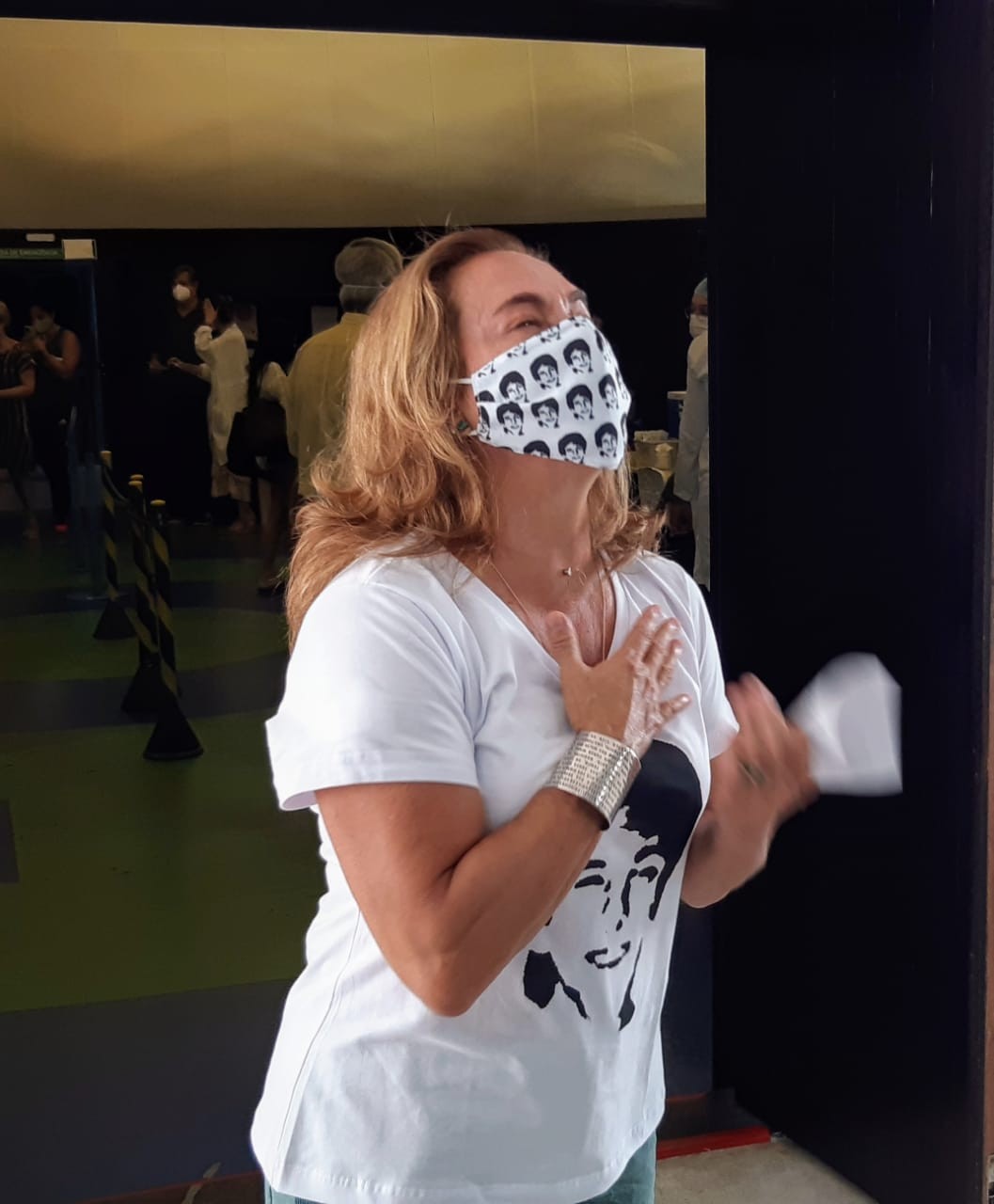 Com rosto do filho estampado em máscara e camiseta, Cissa Guimarães se emociona após ser vacinada contra Covid-19 (Foto: Daniel Delmiro e Fabrício Silva/AgNews )