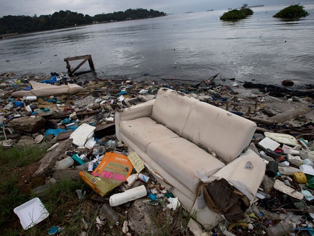 Despoluição da Baía de Guanabara foi anunciada como maior legado dos jogos olímpicos; mas ainda é distante de se tornar real (Foto: AP Photo / Silvia Izquierdo)
