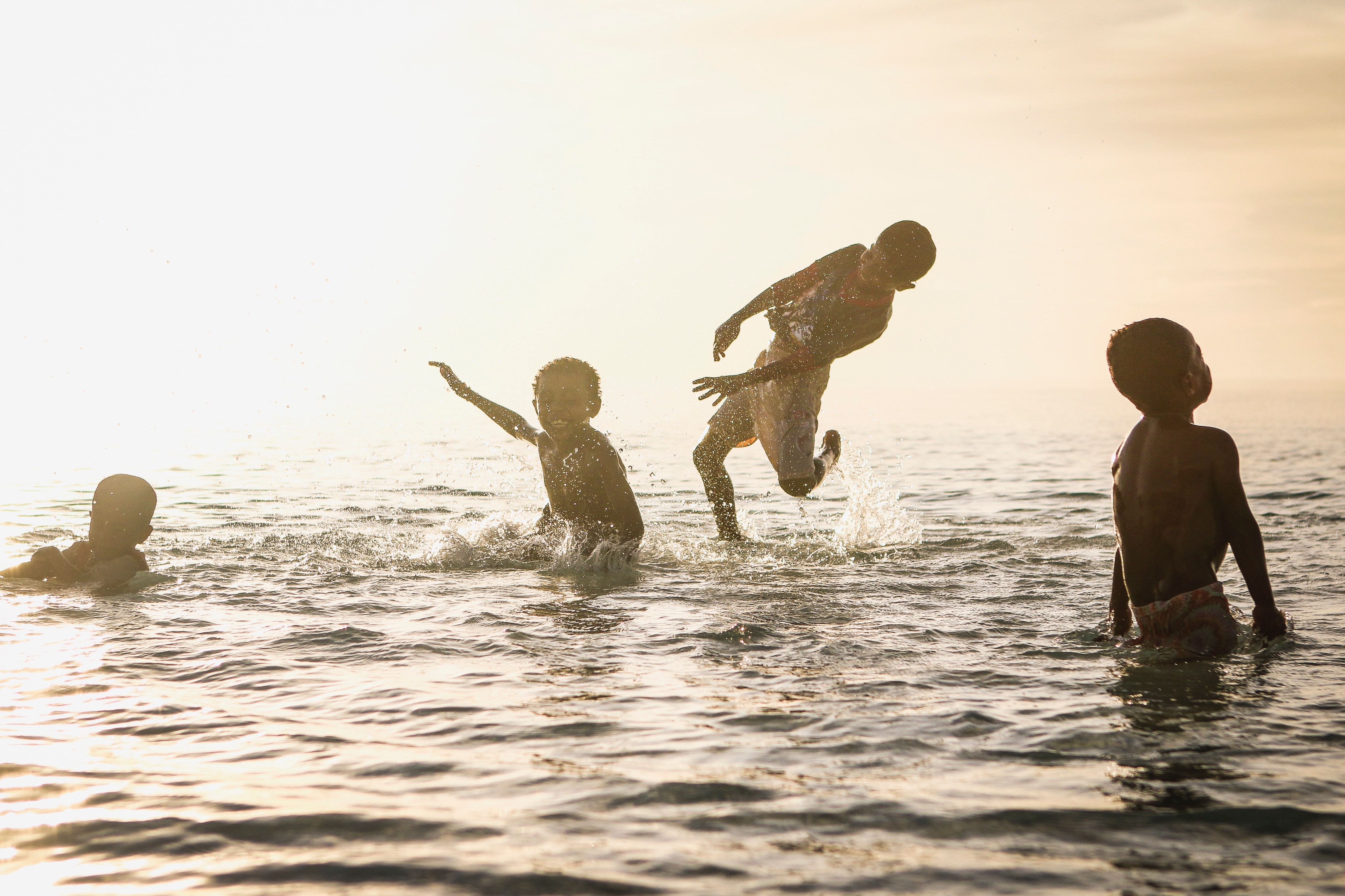 Crianças nadando, crianças brincando na água, crianças brincando (Foto: Kasuma/Nappy.co)