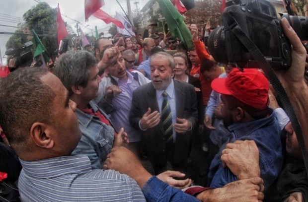 O ex-presidente Lula é recebido por movimentos sociais ao chegar no prédio da Justiça Federal em Curitiba (Foto: Filipe Araujo/Fotos Públicas)