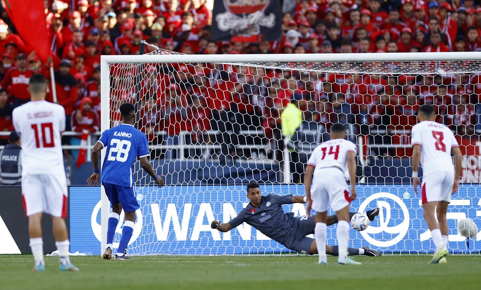 Kanno, de pênalti, empata o jogo para o Al Hilal contra o Wydad. — Foto: REUTERS/Andrew Boyers