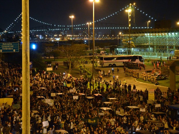 Manifestantes fecharam as pontes Colombo Salles e Pedro Ivo (Foto: Filipe Calmon/Divulgação)