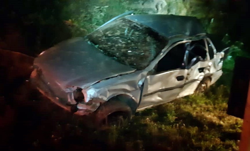 Homem morre após bater carro e capotar na BR-146, em Botelhos 