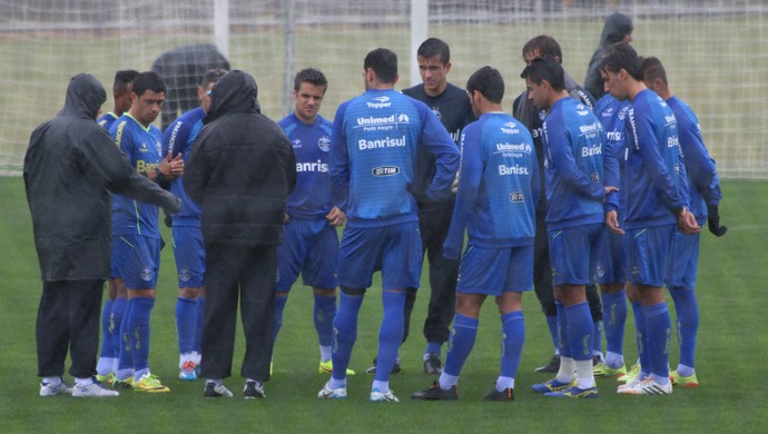Grêmio pode igualar recorde de jogos sem vazar de Roth, rival no domingo