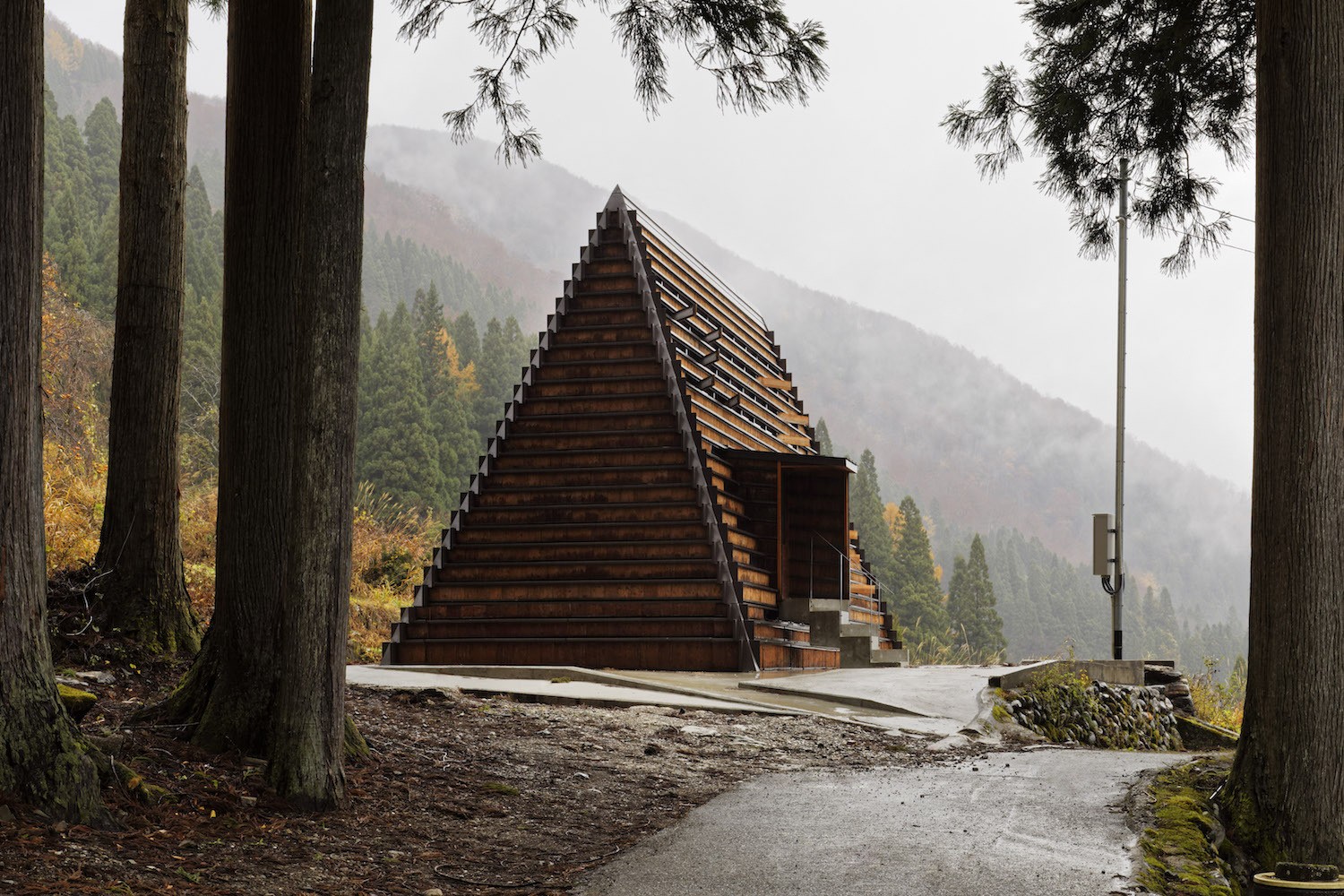 Cabana fabricada digitalmente tem estrutura feita com madeira em meio à floresta no Japão  (Foto: Hayato Kurobe Takumi Ota)