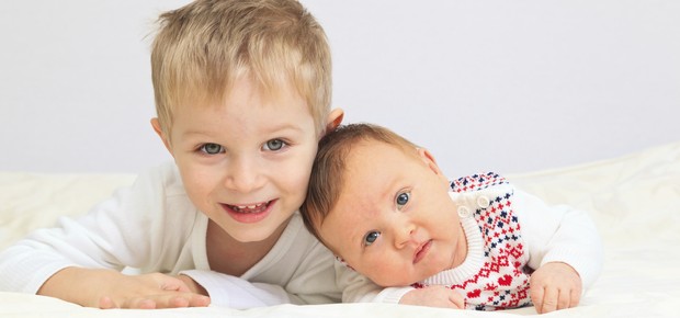 Como contar ao filho sobre a gravidez e evitar ciúmes entre irmãos (Foto: Thinkstock)