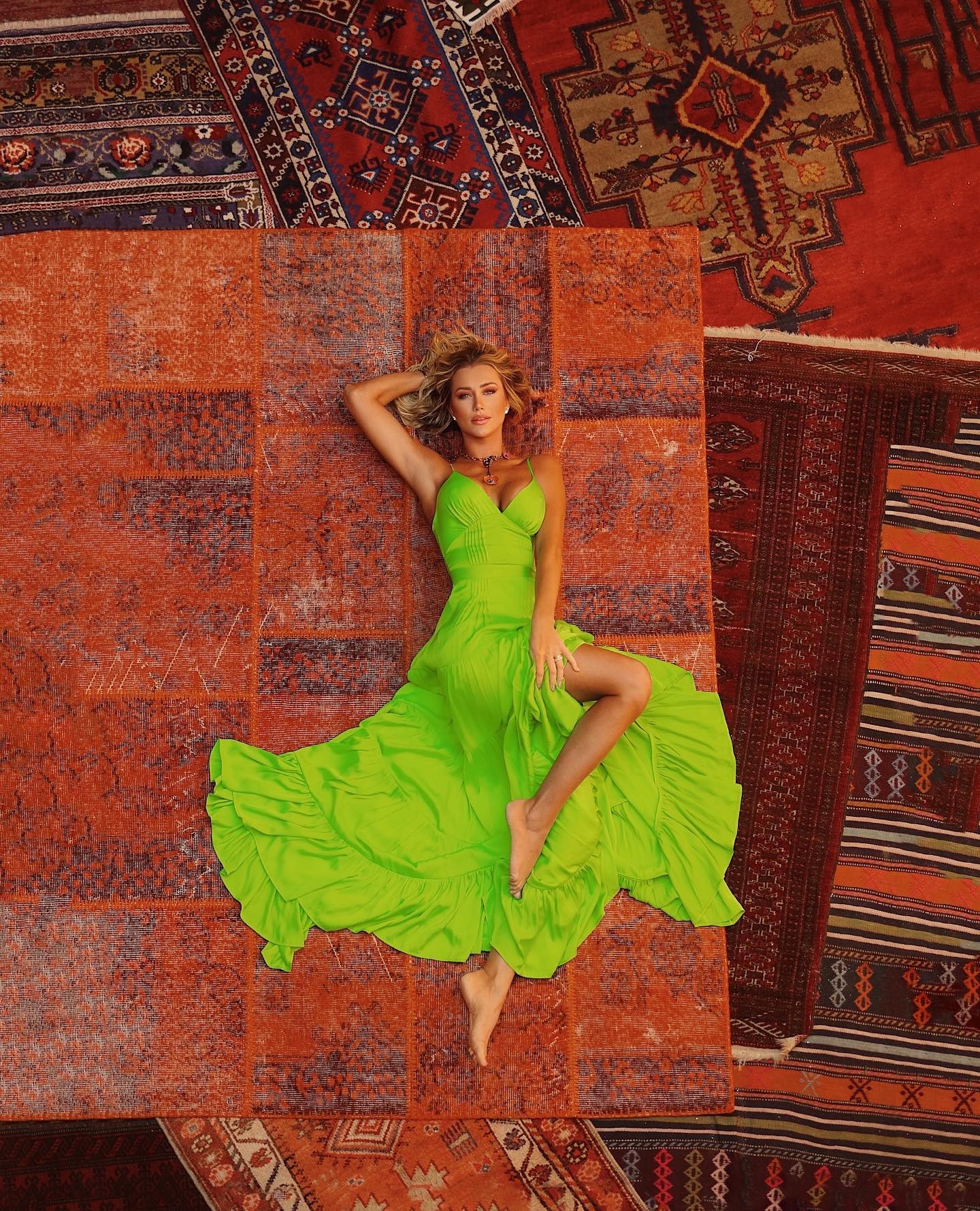 Ana Paula Siebert posa em tapeçaria milenar na Turquia e fãs elogiam: 'Deusa' (Foto: Reprodução / Instagram)
