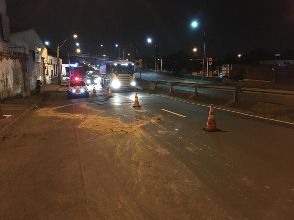 Acidente ocorreu na Avenida Primeiro de Agosto, em Piracicaba — Foto: Arthur Menicucci/G1