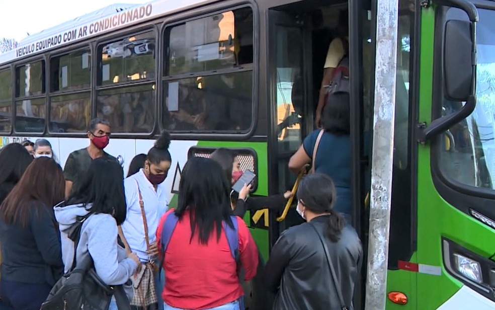 Ônibus do transporte público de Campinas lotado na data da retomada das aulas presenciais obrigatórias, em novembro de 2021 — Foto: Reprodução/EPTV