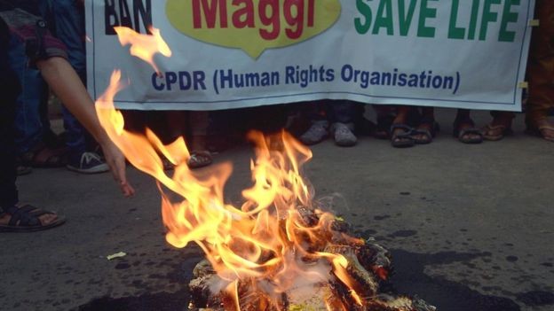 Indianos queimaram produtos da Maggi depois de uma denúncia sobre alta quantidade de chumbo no macarrão vendido no país (Foto: Getty Images via BBC News Brasil)