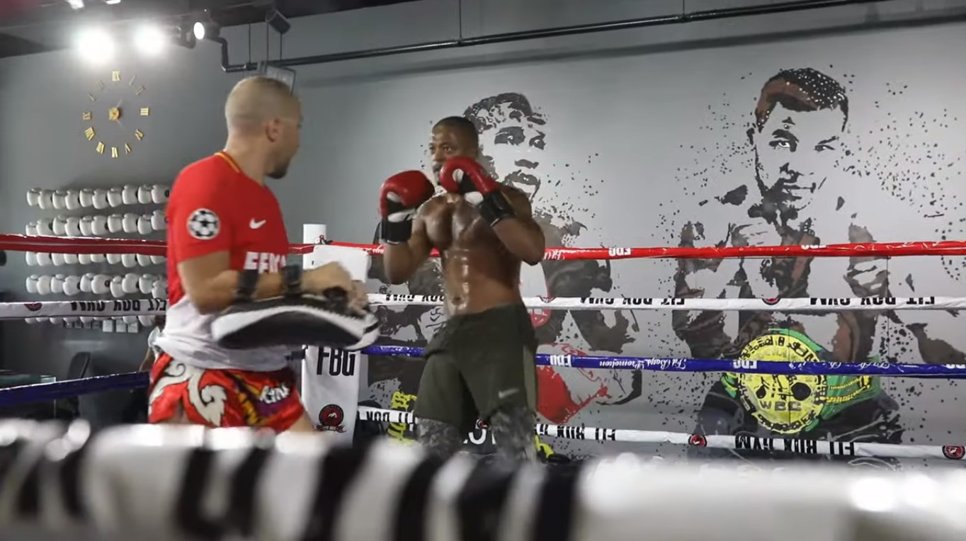 Patrice Evra vai disputar luta de boxe contra youtuber (Foto: Reprodução/YouTube)