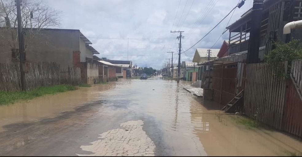 Ruas de Tarauacá também estão alagadas pelas águas do rio neste sábado (13) — Foto: Asscom/Defesa Civil Municipal 