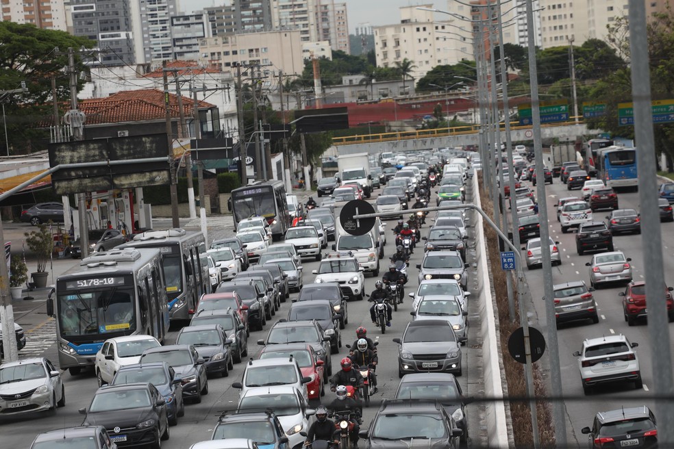 Trânsito na Avenida 23 de Maio, na cidade de São Paulo, SP, nesta segunda feira (5). — Foto: RENATO S. CERQUEIRA/FUTURA PRESS/ESTADÃO CONTEÚDO