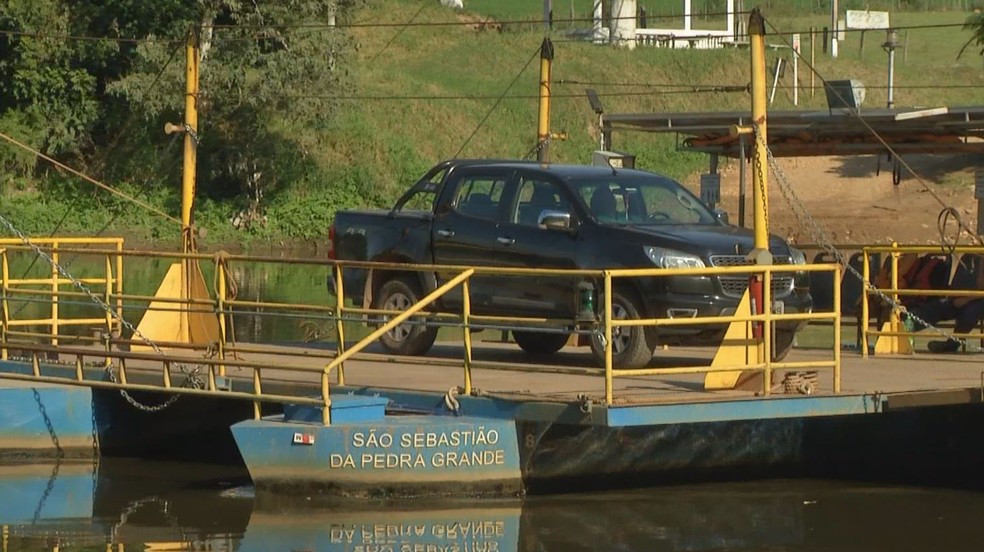 Balsa ecológica tem capacidade para quatro carros e 16 pessoas em Laranjal Paulista (SP) — Foto: Reprodução/TV TEM