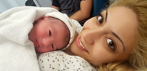 Rafaela Lamprou com o seu filho recém-nascido (Foto: reprodução)
