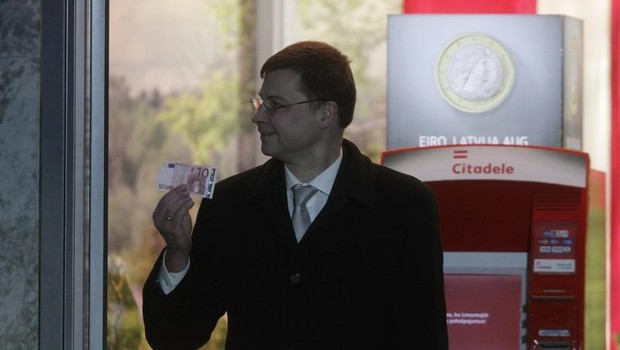 Valdis Dombrovskis, primeiro-ministro da Letônia saca a primeira nota de Euro em um caixa eletrônico do país que agora faz parte da Zona do Euro (Foto: Agência EFE)