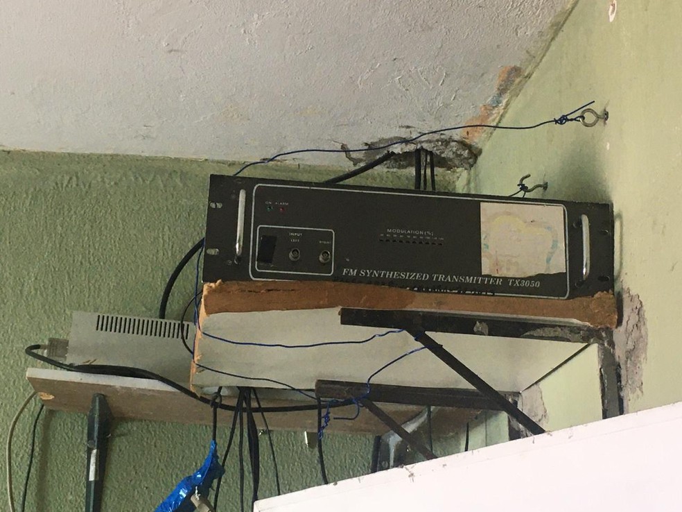Equipamentos recolhidos em rádio clandestina que funcionava em Fortaleza. — Foto: Divulgação