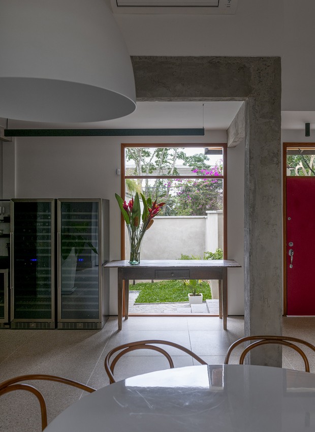 A sala de jantar ganhou amplitude com uma nova janela vertical (Foto: Cris Farhat/ Cota760)