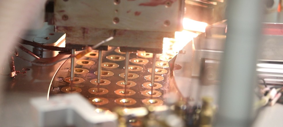 Moldes recebem o batom derretido (Foto: Celso Tavares/G1)