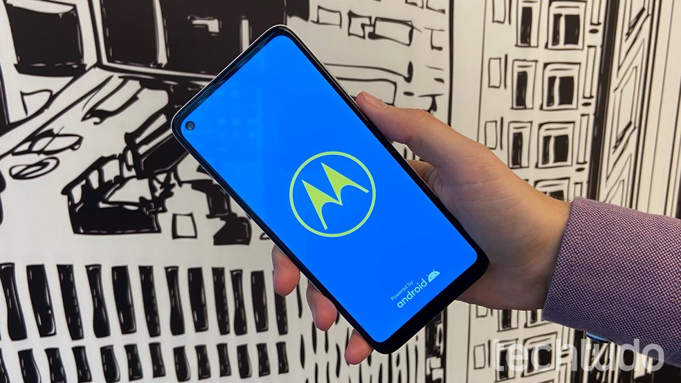 Moto G8 tem câmera dentro da tela e mesmas especificações do Plus com câmeras mais simples — Foto: Thássius Veloso/TechTudo