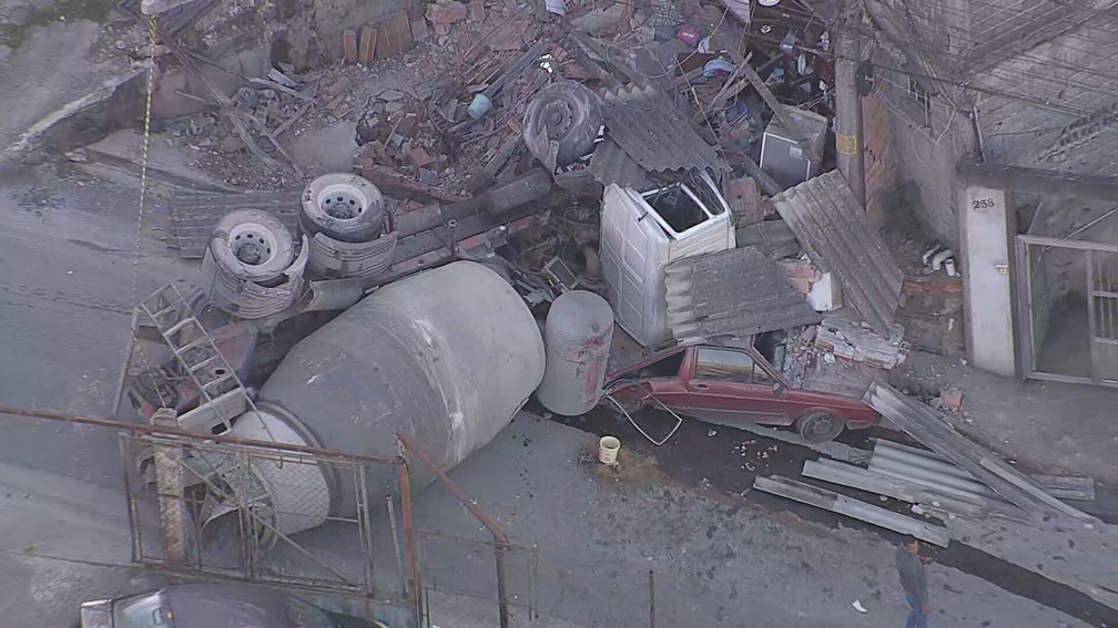 Caminhão betoneira amassa carro e danifica casas após tombar em Santo André — Foto: Reprodução TV Globo