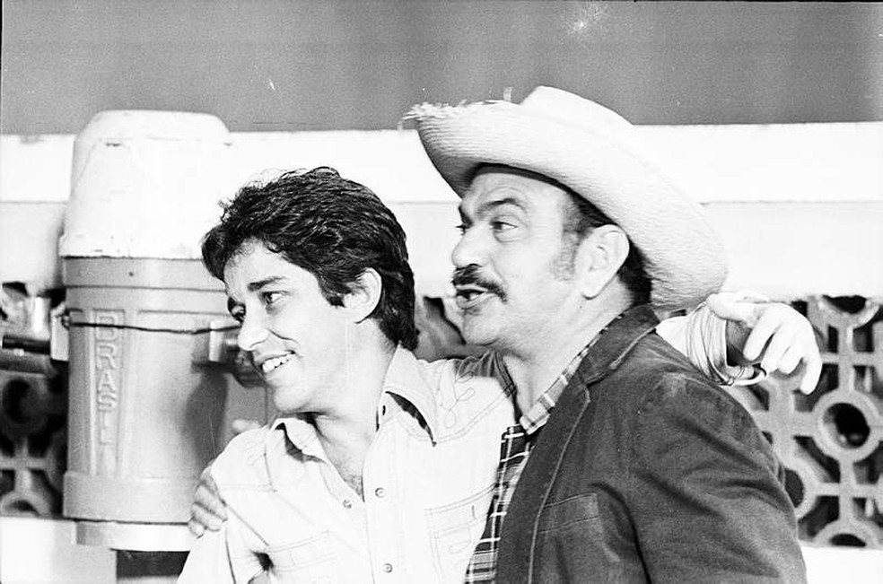 João Carlos Barbosa com Lima Duarte em 'O Bem Amado', novela de 1973 — Foto: Acervo TV Globo