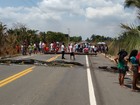 Indígenas em protesto contra a PEC 215 bloqueiam a BR-316 no MA