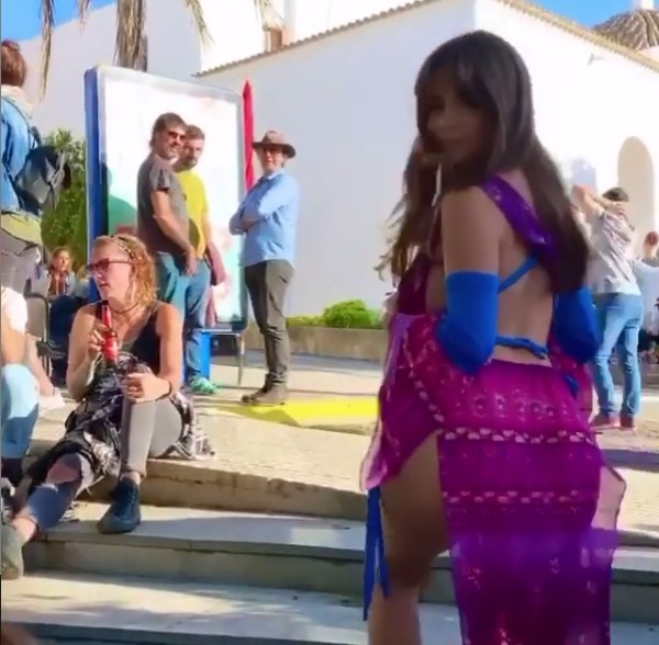 A modelo Demi Rose sendo observada enquanto caminha pelas ruas de Ibiza (Foto: Instagram)