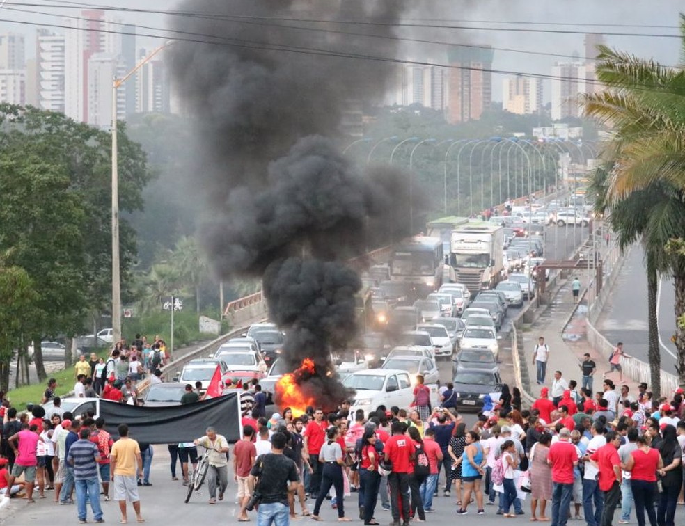Manifestantes atearam fogo em pneus para interromper trÃ¢nsito no sentido Leste - Centro (Foto: Lucas Marreiros/G1 PI)
