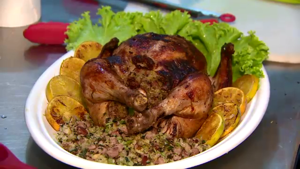 Chef Socorro Azevedo Ensina A Fazer Frango Recheado Com Farofa De Pão E Jambu