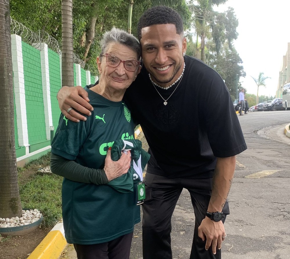 Murilo realiza sonho de torcedora de 84 anos que nunca tinha ido a jogo do Palmeiras na arena