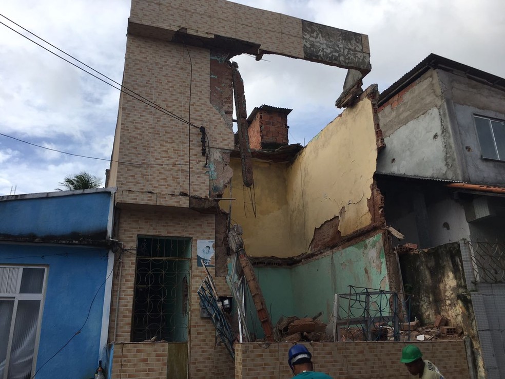 Dois meninos de 15 anos estavam na casa momentos antes do desabamento. Um deles conseguiu fugir e o outro foi resgatado pelo Corpo de Bombeiros. (Foto: Alan Oliveira/G1)