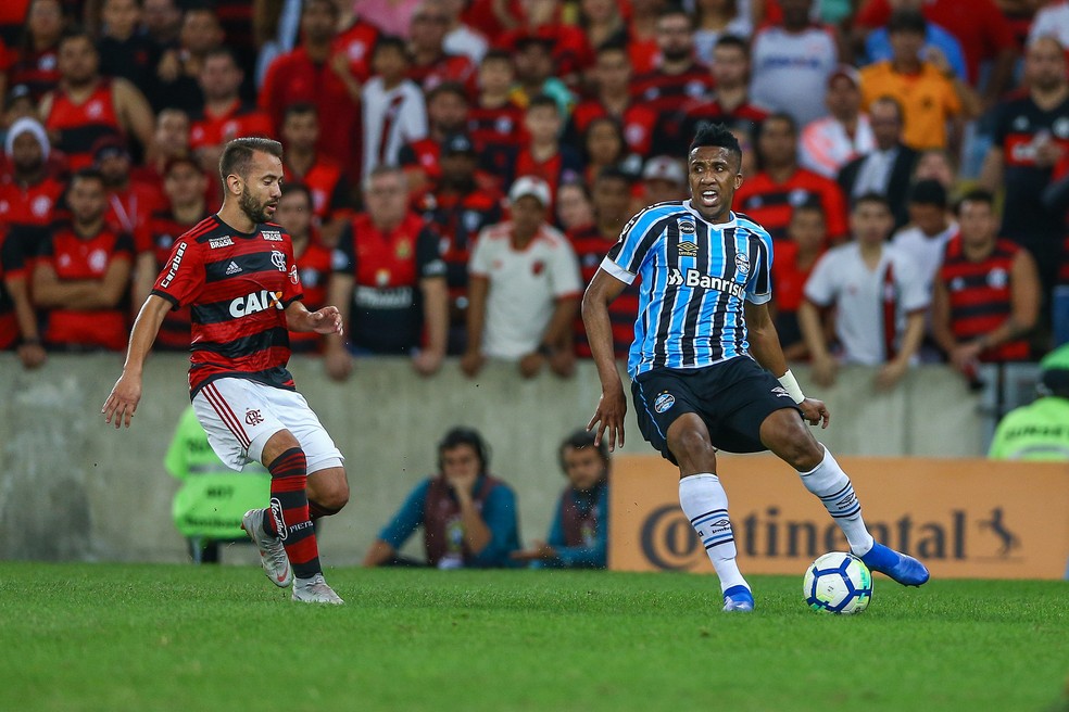 Everton Ribeiro pressiona Cortez: autor do gol foi muito importante na marcaÃ§Ã£o (Foto: Lucas Uebel / GrÃªmio, DVG)